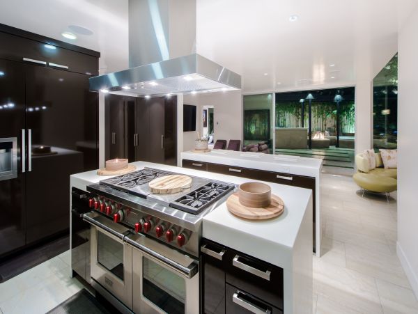 A Luxury Home in Beverly Hills with Quiet Zen Garden