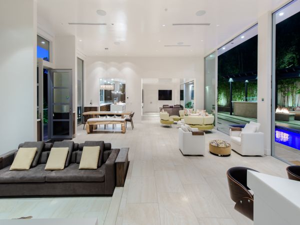 A Luxury Home in Beverly Hills with Quiet Zen Garden