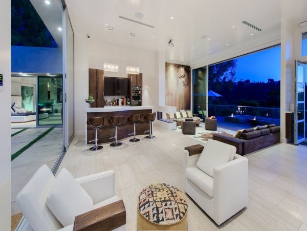 A Luxury Home in Beverly Hills with Quiet Zen Garden