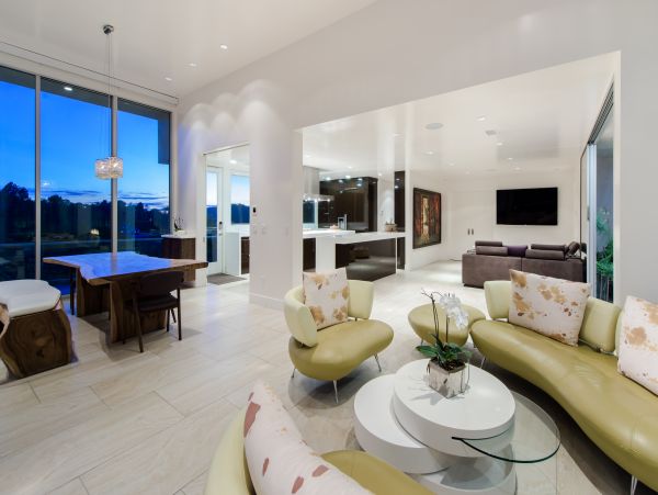 A Luxury Home in Beverly Hills with Quiet Zen Garden