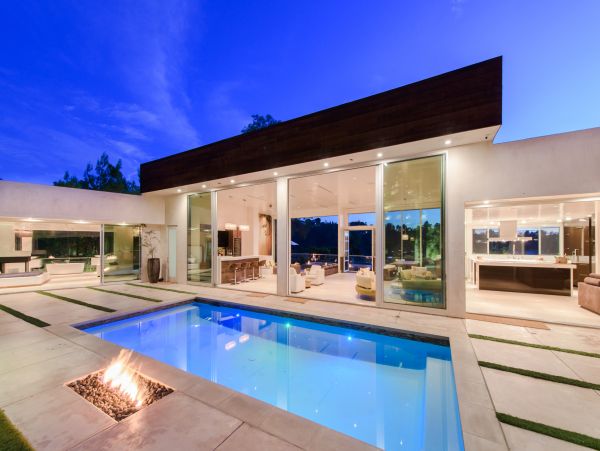 A Luxury Home in Beverly Hills with Quiet Zen Garden