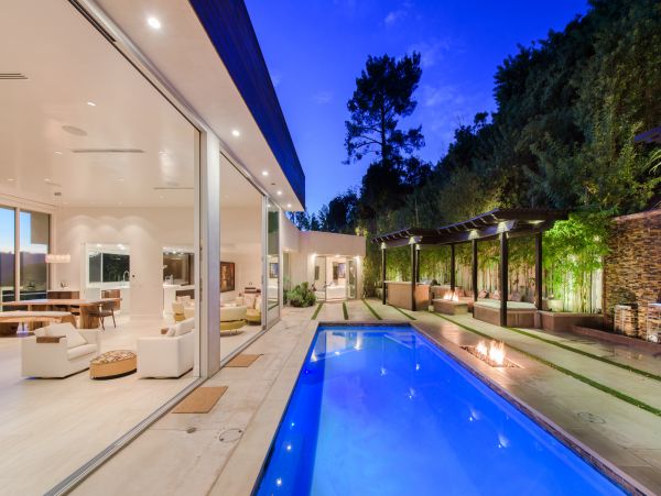 A Luxury Home in Beverly Hills with Quiet Zen Garden