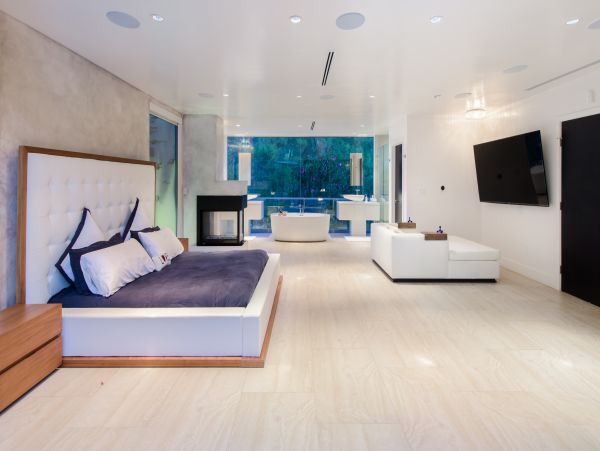 A Luxury Home in Beverly Hills with Quiet Zen Garden
