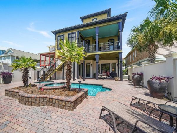 Miramar Beach Just Steps from The Gulf of Mexico Sleeps 18