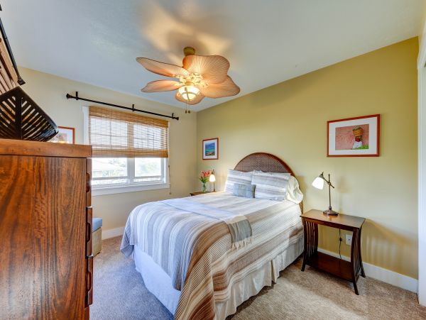 Top Floor All One Level 3 Bedroom Unit with Community Pool