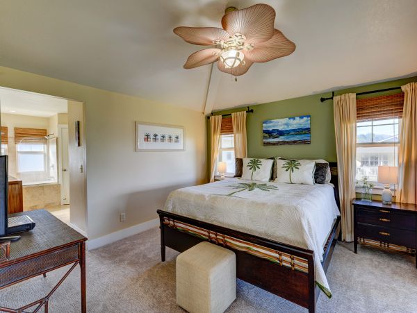 Top Floor All One Level 3 Bedroom Unit with Community Pool