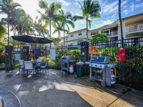 Top Floor All One Level 3 Bedroom Unit with Community Pool