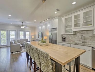 Pristine 4 Bedroom Townhouse Walk One Block to Beach