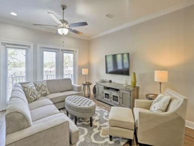 Pristine 4 Bedroom Townhouse Walk One Block to Beach