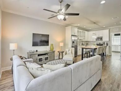 Pristine 4 Bedroom Townhouse Walk One Block to Beach