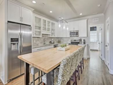 Pristine 4 Bedroom Townhouse Walk One Block to Beach