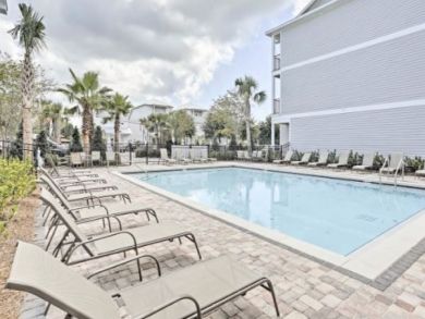 Pristine 4 Bedroom Townhouse Walk One Block to Beach