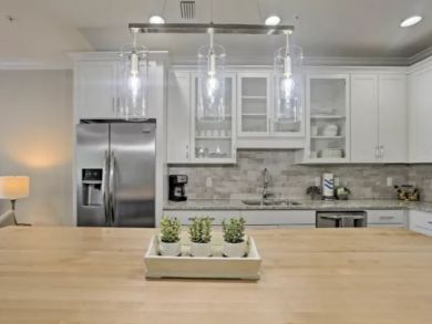 Pristine 4 Bedroom Townhouse Walk One Block to Beach
