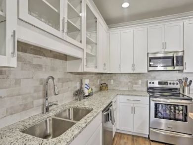 Pristine 4 Bedroom Townhouse Walk One Block to Beach