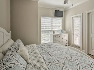 Pristine 4 Bedroom Townhouse Walk One Block to Beach