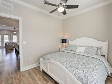 Pristine 4 Bedroom Townhouse Walk One Block to Beach
