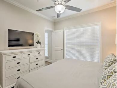 Pristine 4 Bedroom Townhouse Walk One Block to Beach