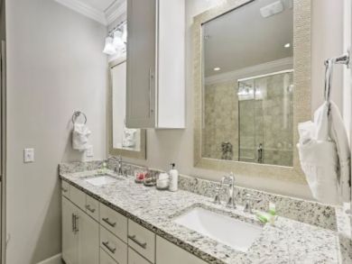 Pristine 4 Bedroom Townhouse Walk One Block to Beach