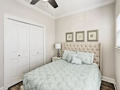 Pristine 4 Bedroom Townhouse Walk One Block to Beach