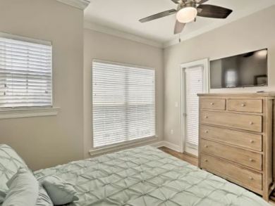 Pristine 4 Bedroom Townhouse Walk One Block to Beach