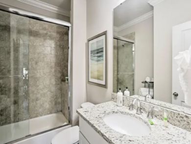 Pristine 4 Bedroom Townhouse Walk One Block to Beach
