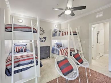 Pristine 4 Bedroom Townhouse Walk One Block to Beach