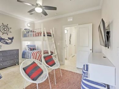 Pristine 4 Bedroom Townhouse Walk One Block to Beach