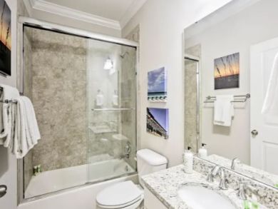 Pristine 4 Bedroom Townhouse Walk One Block to Beach