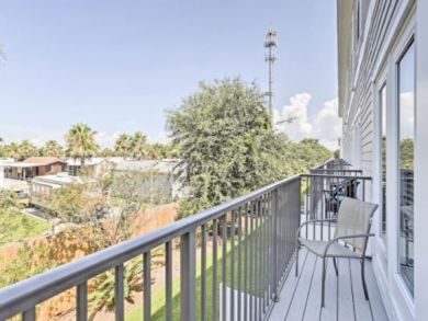 Pristine 4 Bedroom Townhouse Walk One Block to Beach