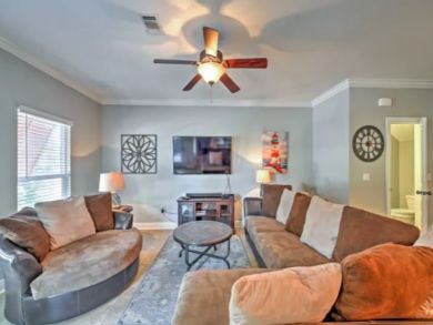 Four Bedroom Home with Communal Pool & Spa Sleeps 12 Guests