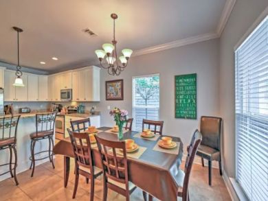 Four Bedroom Home with Communal Pool & Spa Sleeps 12 Guests