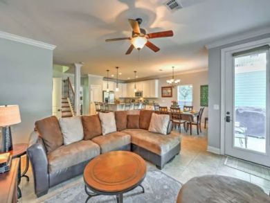 Four Bedroom Home with Communal Pool & Spa Sleeps 12 Guests