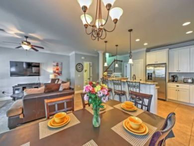 Four Bedroom Home with Communal Pool & Spa Sleeps 12 Guests