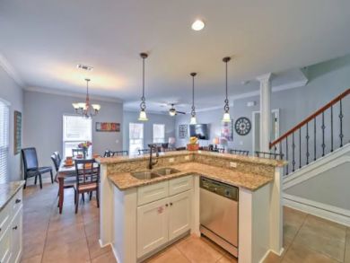 Four Bedroom Home with Communal Pool & Spa Sleeps 12 Guests
