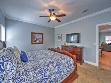 Four Bedroom Home with Communal Pool & Spa Sleeps 12 Guests