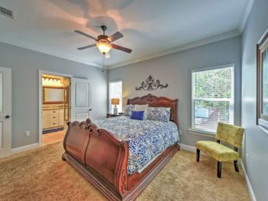 Four Bedroom Home with Communal Pool & Spa Sleeps 12 Guests