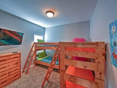 Four Bedroom Home with Communal Pool & Spa Sleeps 12 Guests