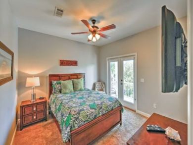 Four Bedroom Home with Communal Pool & Spa Sleeps 12 Guests