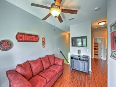 Four Bedroom Home with Communal Pool & Spa Sleeps 12 Guests