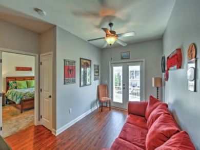 Four Bedroom Home with Communal Pool & Spa Sleeps 12 Guests