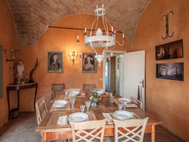 Beautiful Montalcino Vacation Villa Plus Guest House