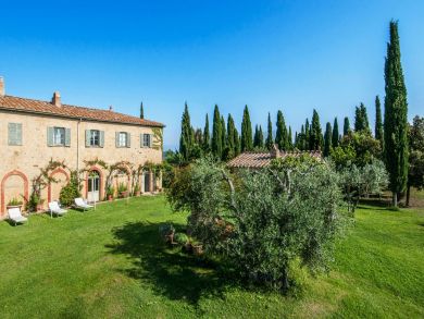 Beautiful Montalcino Vacation Villa Plus Guest House