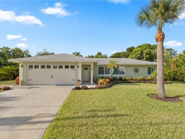 Beautiful 3 Bedroom Home with Private Pool Walk to Beach