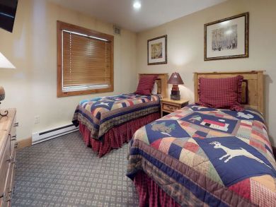 Mountain View Three Bedrooms Condo Loft in Vail Walk to Lift