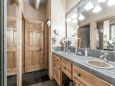 Vail Luxury Three Bedroom Vacation Condo Walk to Lift