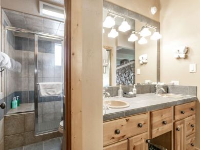 Vail Luxury Three Bedroom Vacation Condo Walk to Lift
