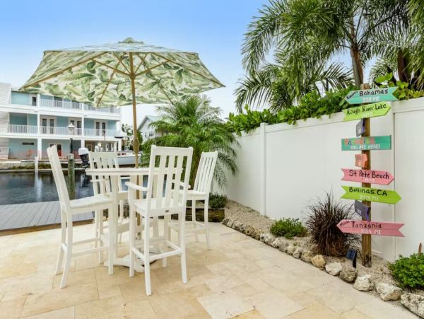 Stunning 4 Bedroom Home on the Canal with Pool and Dock