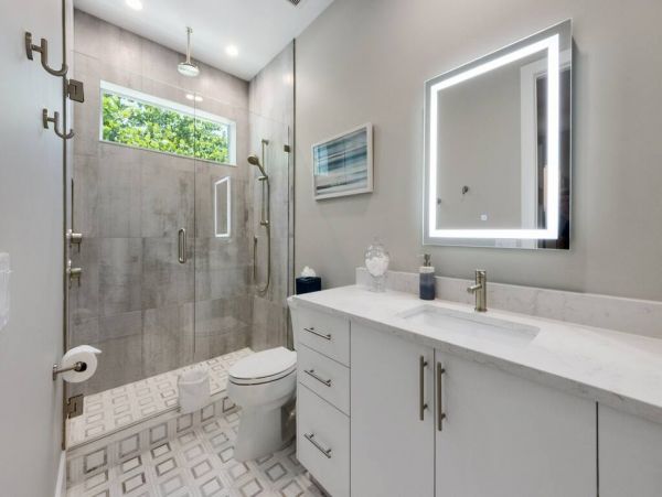 Luxe Rental Located between City Pier and Rod N Reel Pier