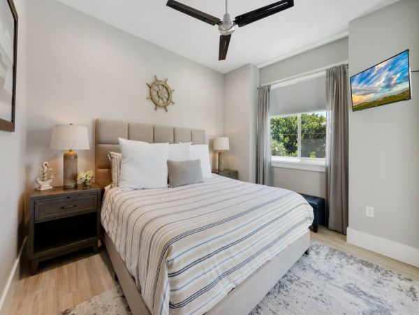 Luxe Rental Located between City Pier and Rod N Reel Pier