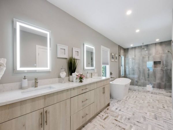 Luxe Rental Located between City Pier and Rod N Reel Pier